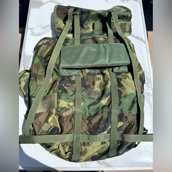 Military Camouflage Rucksack. Multiple pockets, back pad, cinch top. - Picture 4 of 8